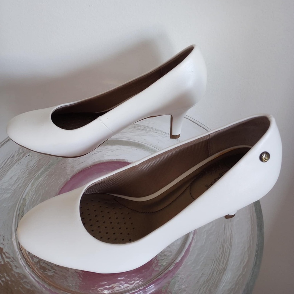 Life Stride Classic White Heels